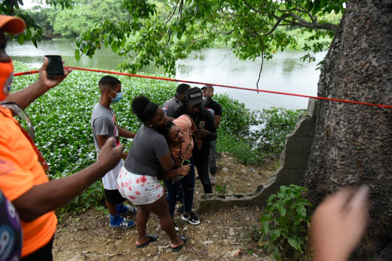 Familiares del cabo muerto Ramón Antonio Sosa, en el sector el Cachón de la Rubia, en el municipio Santo Domingo Este, este lunes 03 de mayo de 2021.
