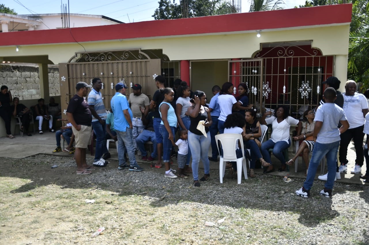 Familiares y amigos de las cuatro personas asesinadas en el municipio de Guerra, en la provincia Santo Domingo.