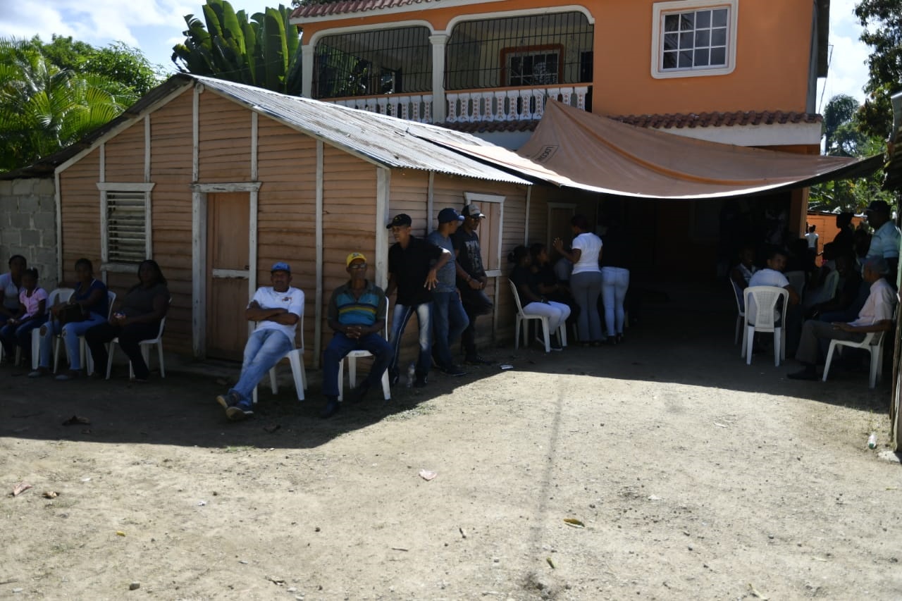 Parientes y conocidos de los dos hombres e igual número de mujeres encontrados muertos en una yipeta en la comunidad la Mojarra, en el municipio de Guerra, provincia de Santo Domingo.