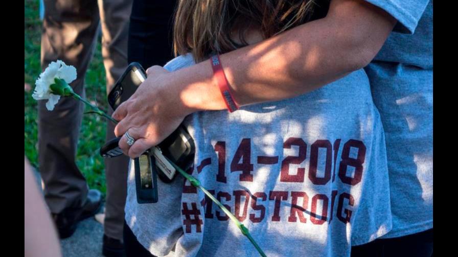 Familias de víctimas de la masacre de Parkland recibirán 25 millones dólares