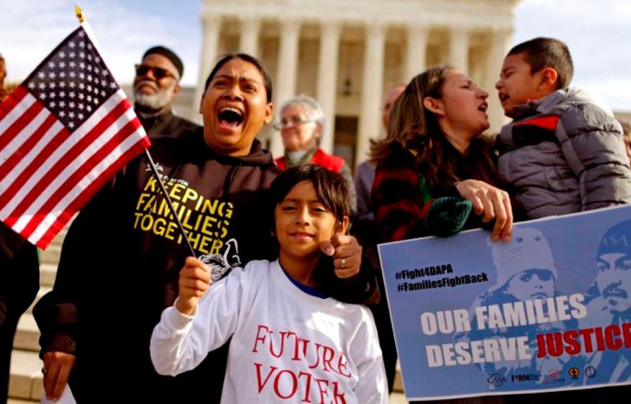 Juez de EEUU prohíbe expulsar a familias migrantes sin dejarles pedir asilo