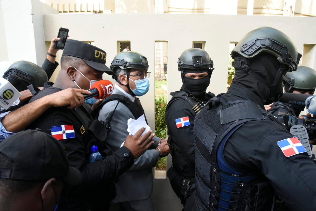 Leonardo Faña es conducido bajo estrictas medidas de seguridad, luego de que la Corte de Apelación le variara la medida de coerción de prisión preventiva por presentación periódica y el pago de RD$500 mil. 