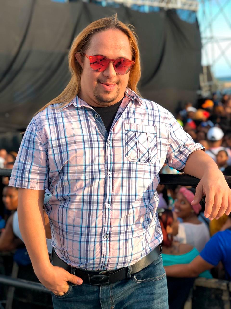 Fanático de Romeo Santos se muestra feliz.