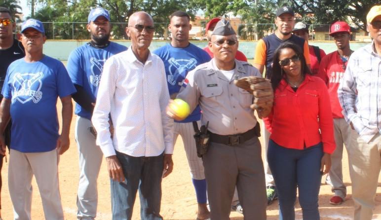 Los Padres triunfan en softbol navideño de San Cristóbal