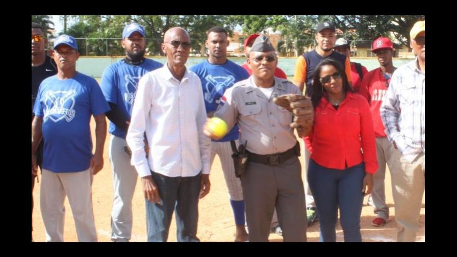 Los Padres triunfan en softbol navideño de San Cristóbal Los Padres triunfan en softbol navideño de San Cristóbal