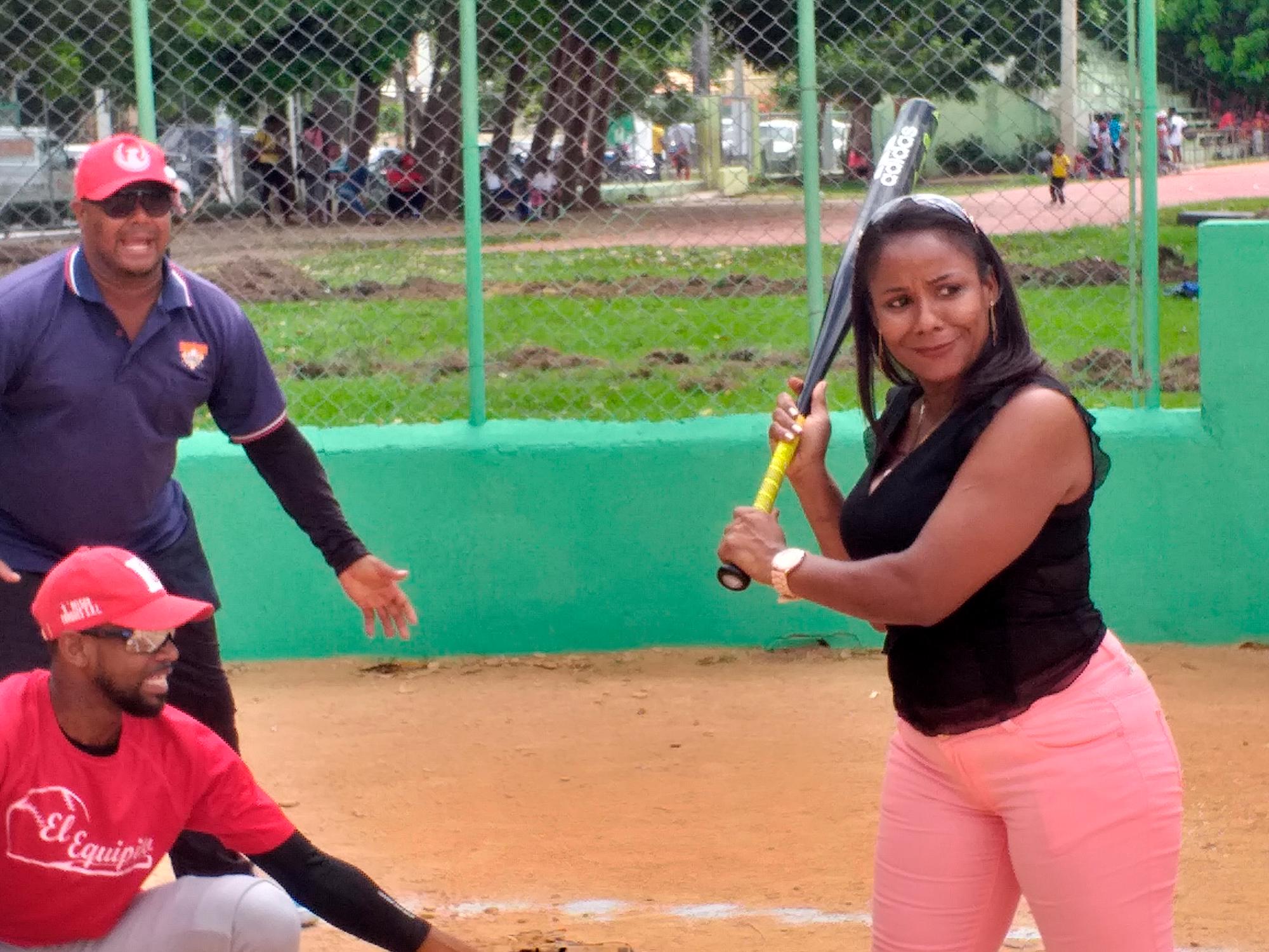 Fanny Guzmán fue la bateadora de honor en el inicio del torneo de softbol de San Cristóbal.