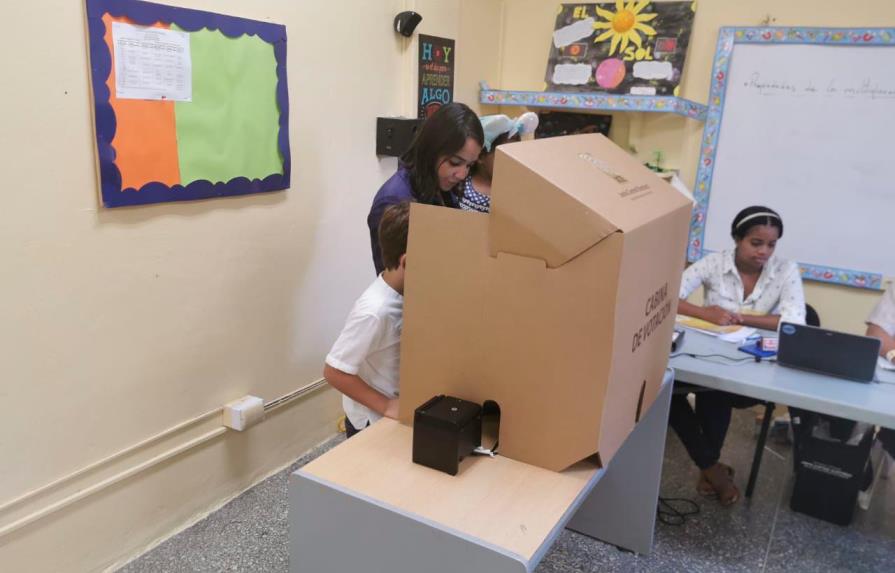 Faride pone a su hijo a votar durante primarias cerradas del PRM