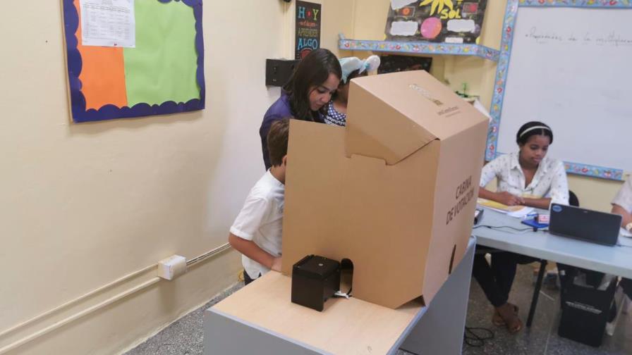 Faride pone a su hijo a votar durante primarias cerradas del PRM