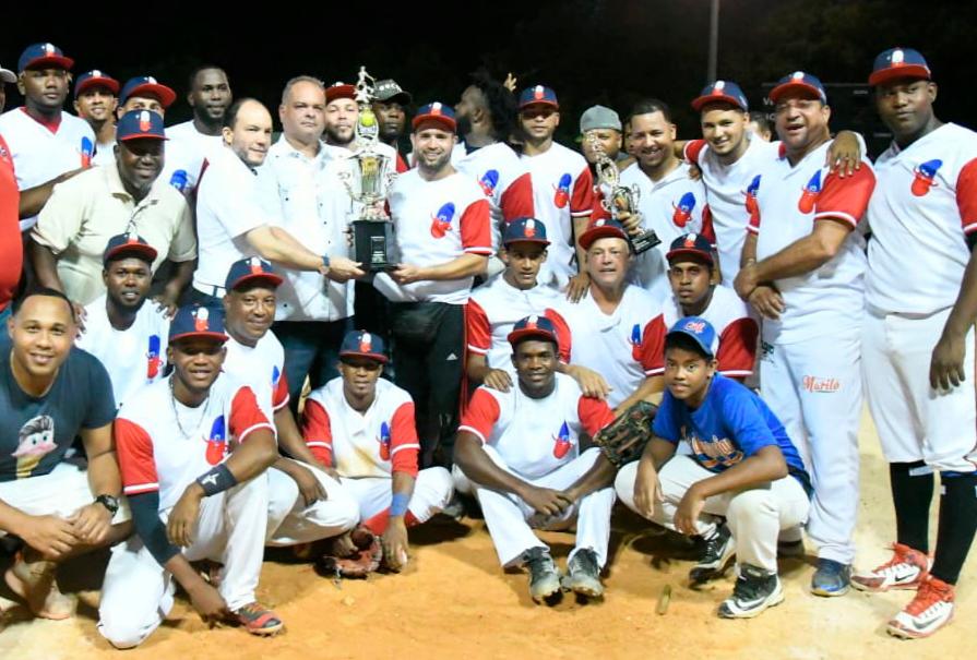 El equipo los Farmacéuticos que se coronó en l categoría A del clásico de equipos de softbol del Distrito Nacional.