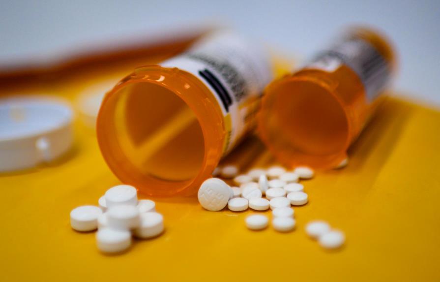 Juez falla contra cadenas de farmacias por contribuir a crisis de opiáceos en EEUU