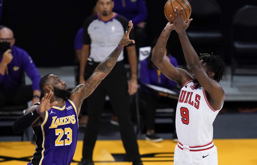 LeBron anota 28, Lakers aguantan ante Bulls sin Davis
