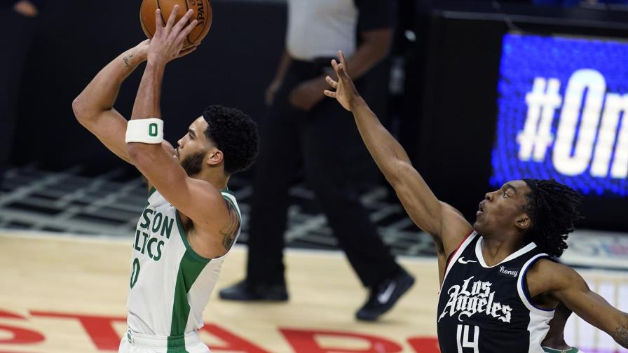 Celtics vencen a Clippers sin George con 34 puntos de Tatum
