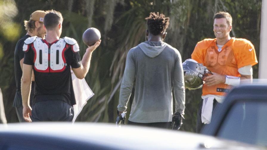 Brady encabeza práctica pese a recomendación del sindicato