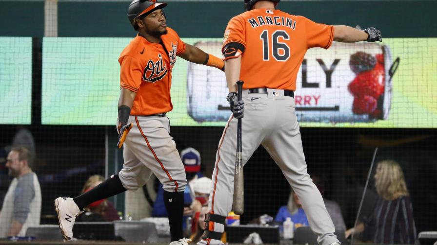 Orioles atacan al bullpen y doblegan a Rangers