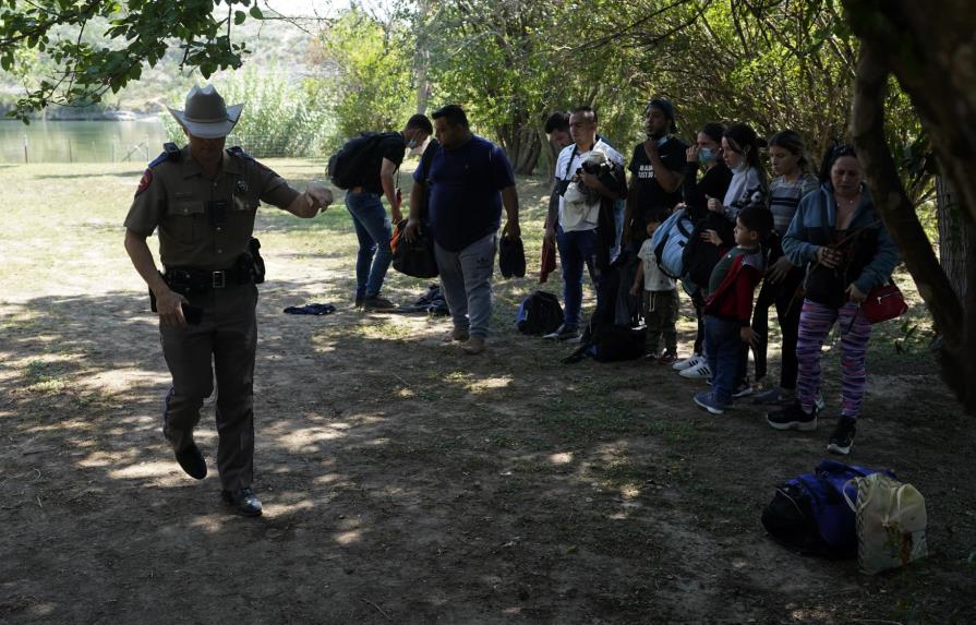 Departamento de Justicia pide a Texas retirar orden de inmigración