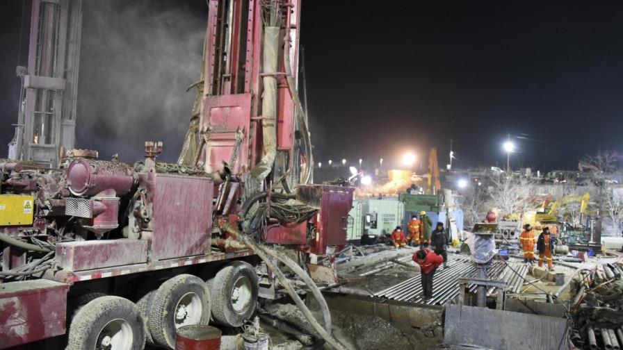 Esfuerzos frenéticos por llegar a mineros atrapados en China