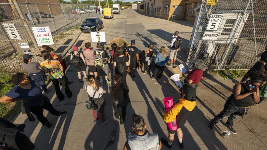 Detroit: Arrestan a manifestantes contra apertura escolar