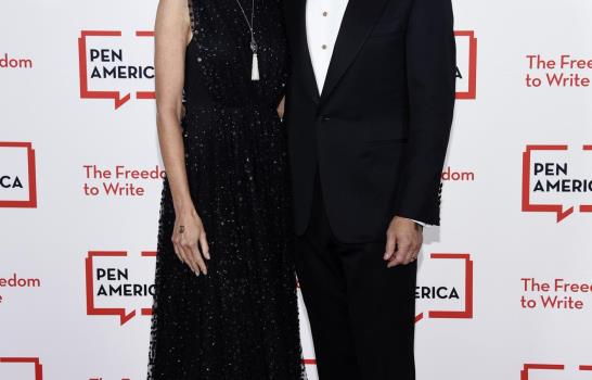 Cientos se reúnen para gala de PEN America con Awkwafina