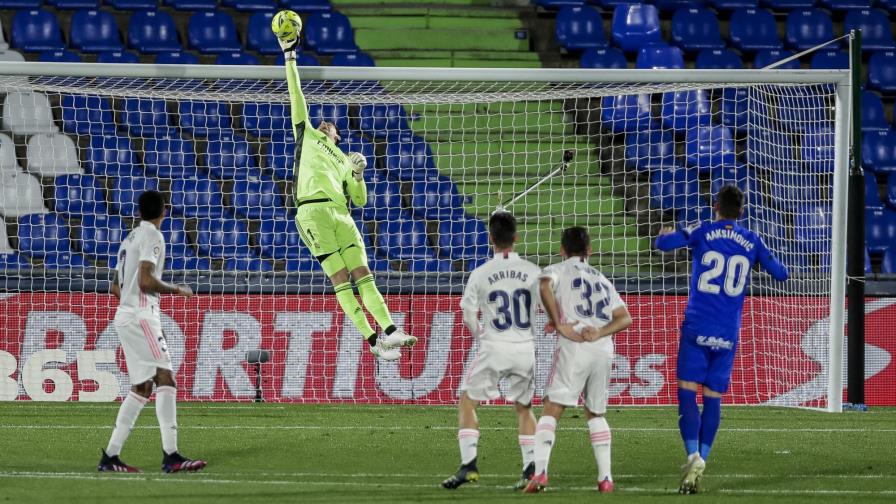 El Atlético golea para afianzarse en la cima de España