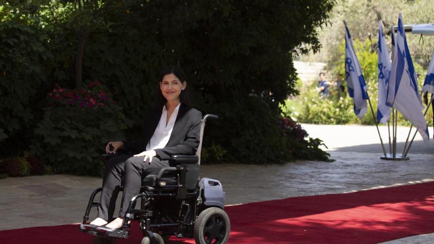 Ministra israelí accede tarde a COP26 en silla de ruedas