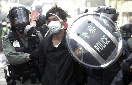 Policía choca con manifestantes en campus hongkonés