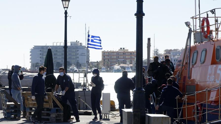 Tres niñas, una mujer mueren al naufragar barcaza en Grecia
