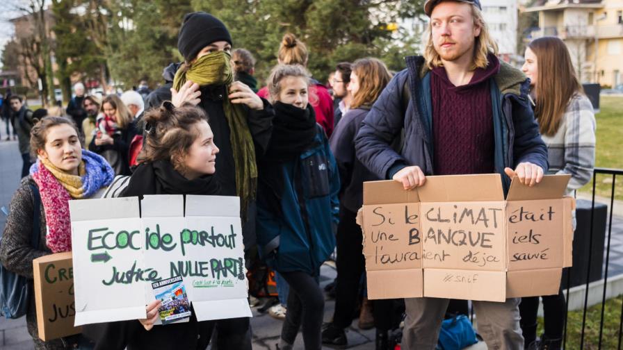 12 ambientalistas en juicio por irrumpir en banco en Suiza