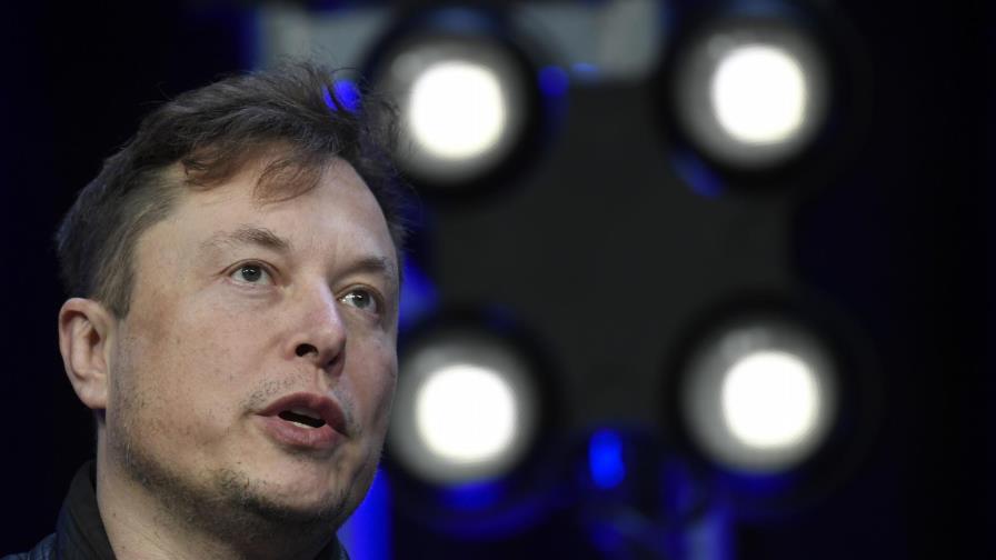 Musk amenaza con mudar Tesla de California por restricciones