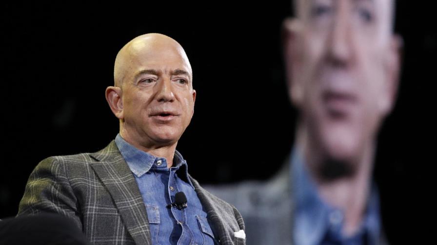 Jeff Bezos, el hombre más rico del mundo, entrega hoy la dirección general de Amazon