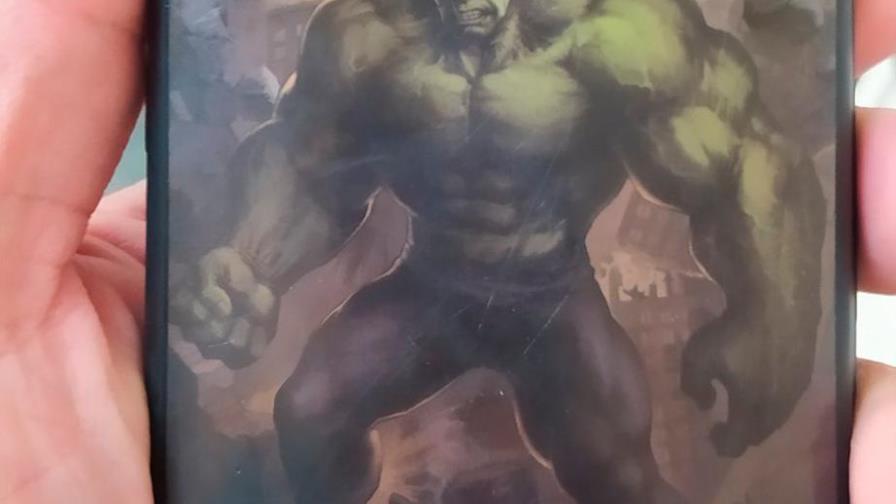 ¡Hulk lo salvó de la muerte deteniendo un disparo! ¡Hulk lo salvó de la muerte deteniendo un disparo!