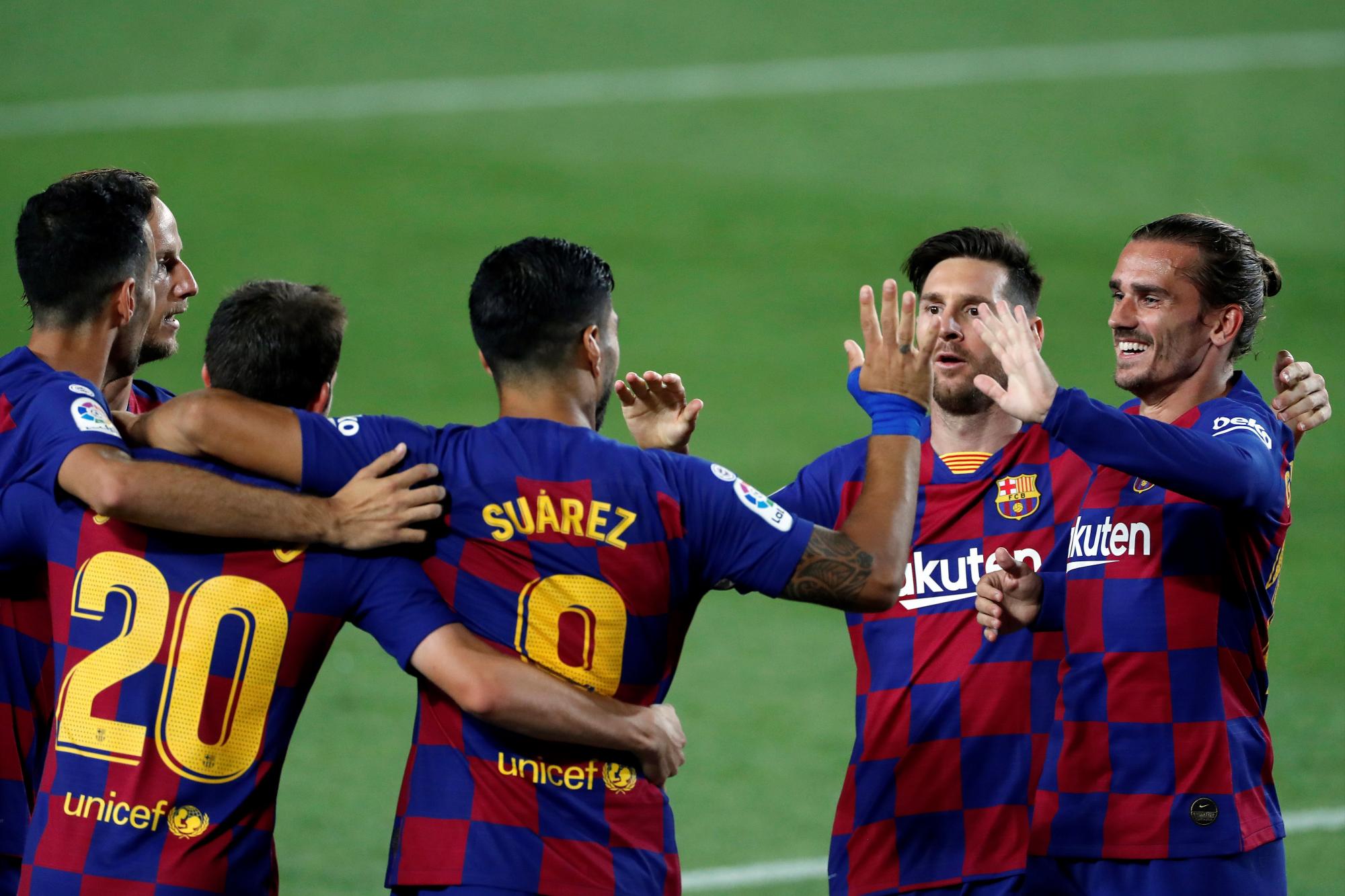 El delantero uruguayo del FC Barcelona Luis Suárez (c) celebra con sus compañeros su gol ante el Espanyol, durante el partido de Liga en Primera División que disputan esta noche en el Camp Nou. (EFE/Alberto Estévez)