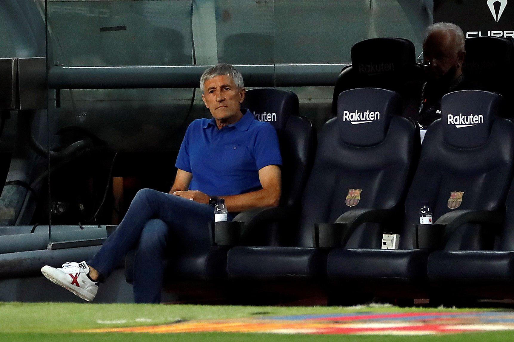 El entrenador del FC Barcelona, Quique Setién, durante el partido de Liga en Primera División ante el Espanyol en el Camp Nou. ((EFE/Alberto Estévez)