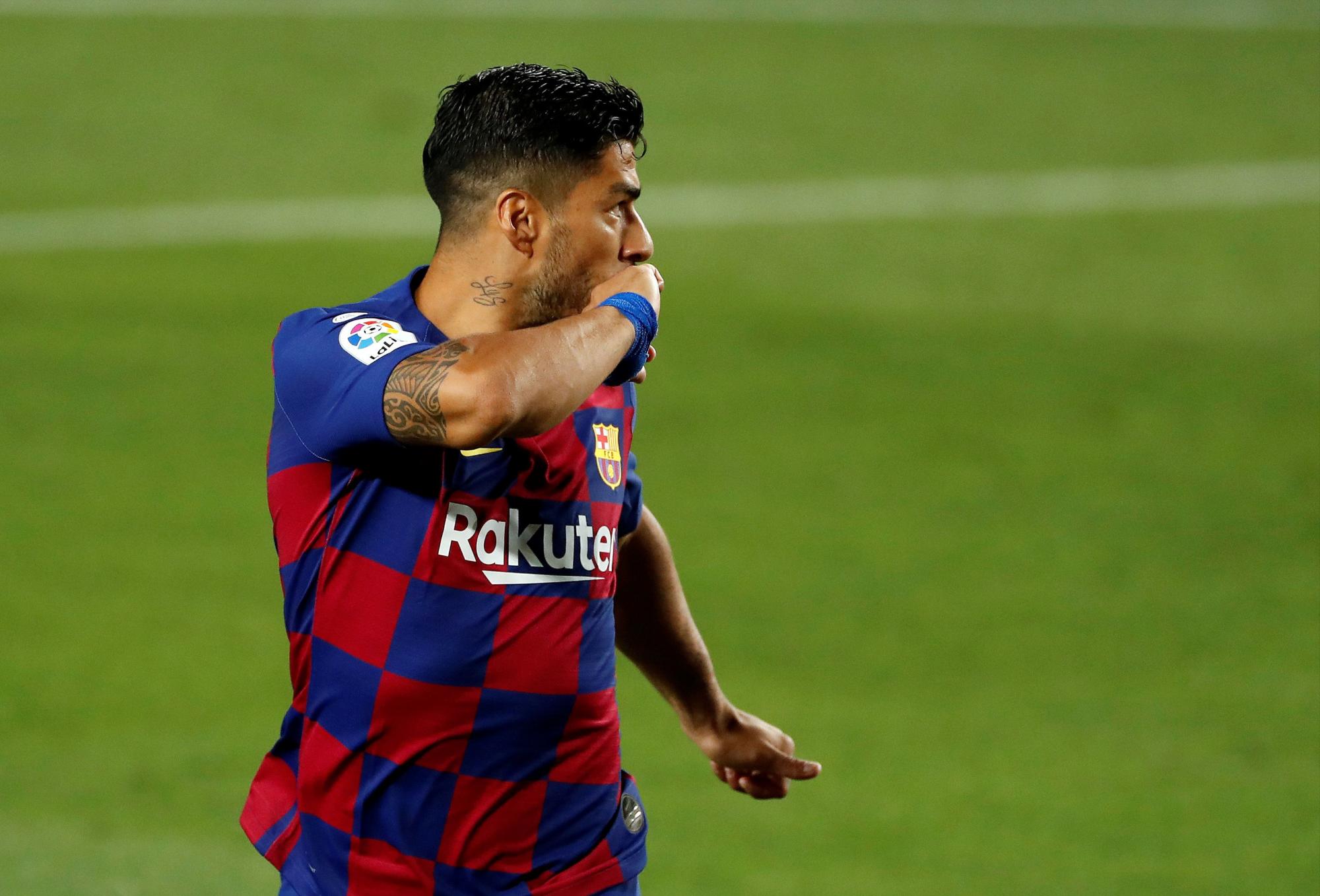 El delantero uruguayo del FC Barcelona Luis Suárez celebra su gol que le dio el triunfo al FC Barcelona. (EFE/Alberto Estévez).
