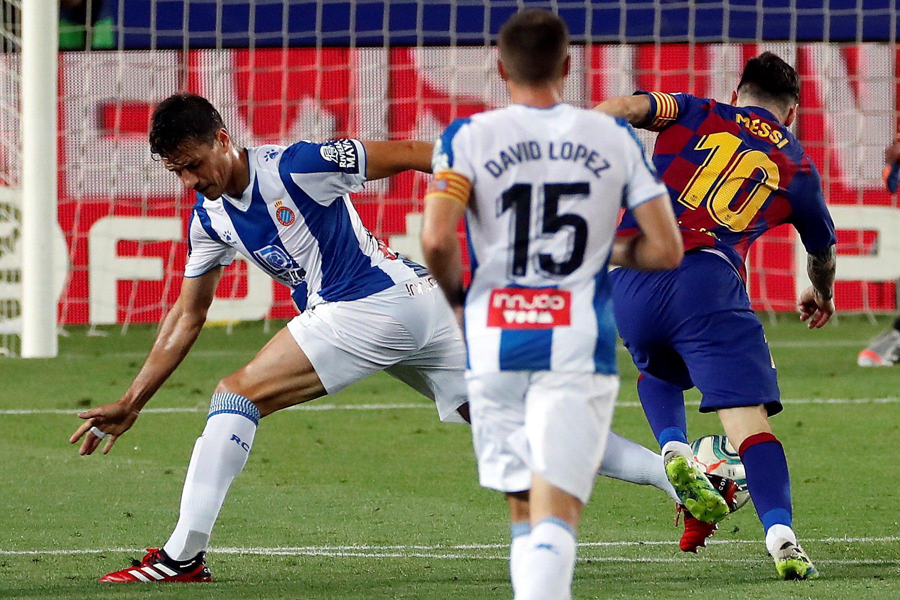 El delantero argentino del FC Barcelona Leo Messi (d) en acción durante el partido frente al Espanyol (EFE/Alberto Estévez)