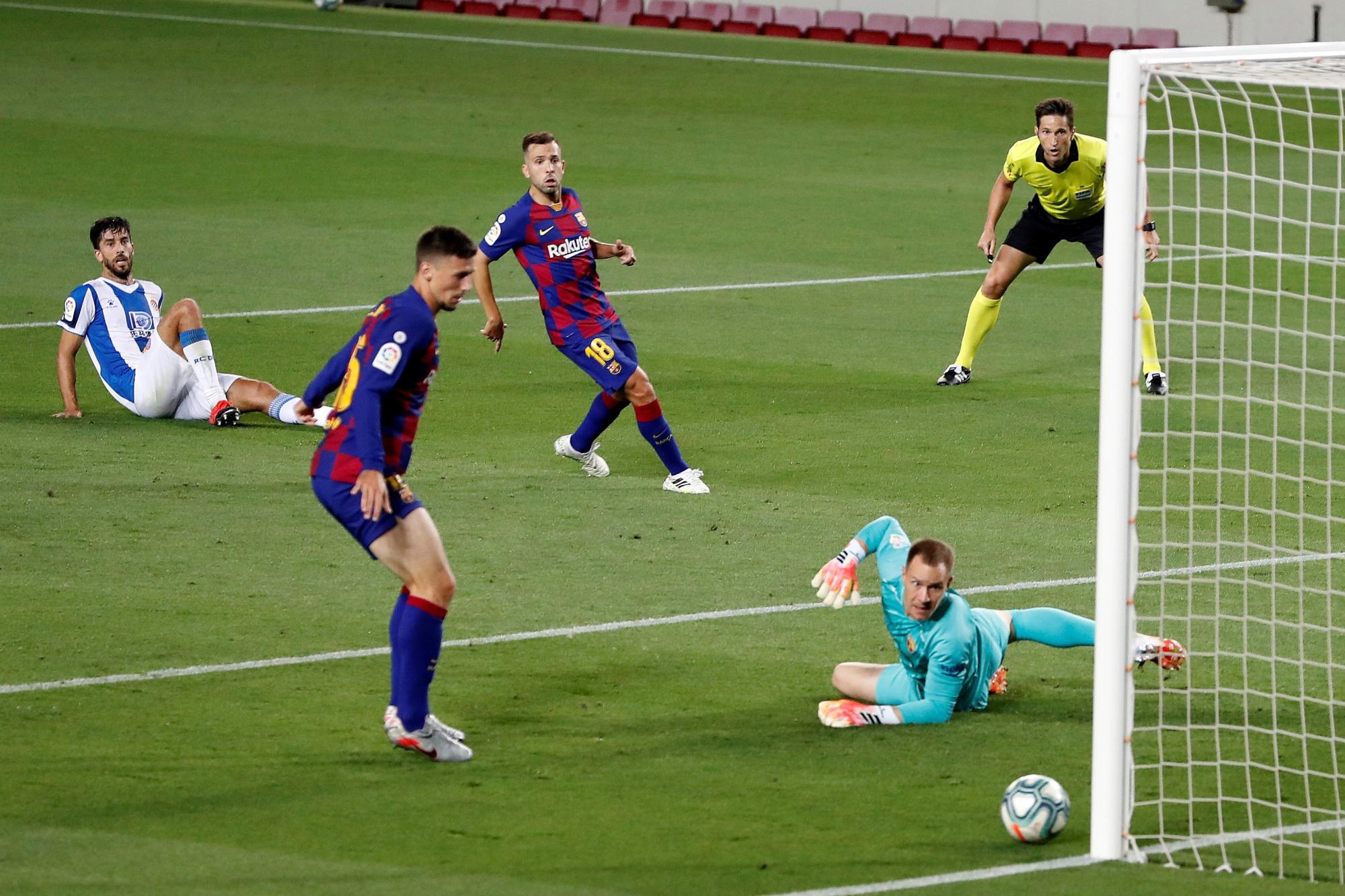  El defensa del Espanyol Dídac (i) chuta al palo ante Ter Stegen (2-d), del FC Barcelona, durante el partido de Liga en Primera División que disputan esta noche en el Camp Nou. (EFE/Alberto Estévez)