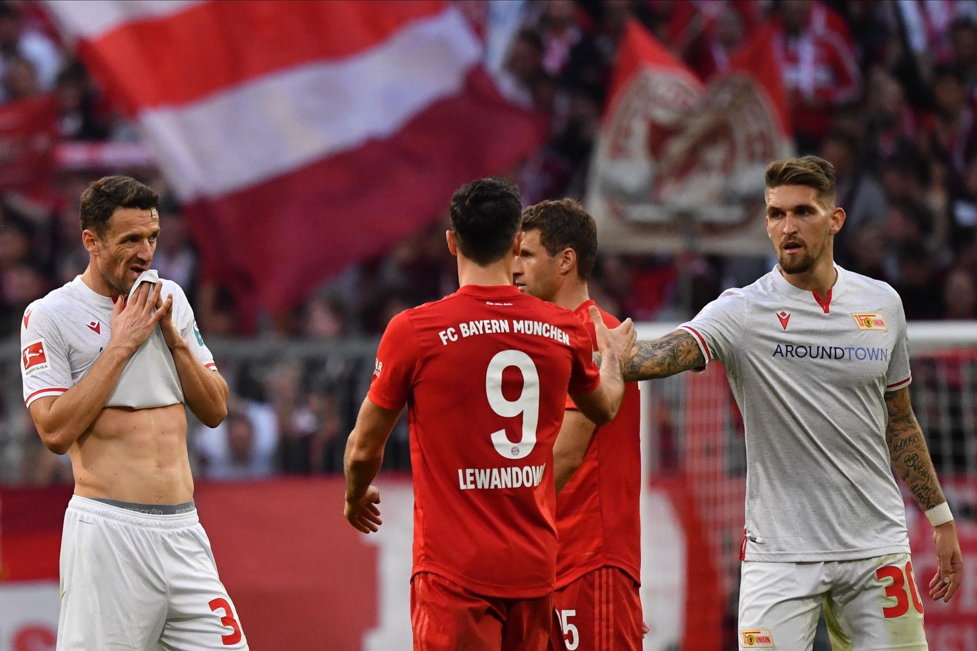 Robert Lewandowski (C) fue el héroe del partido por su equipo Bayern de Múnich en el partido de la Bundesliga del sábado 26 de octubre del 2019. (EFE/Philipp Guelland)