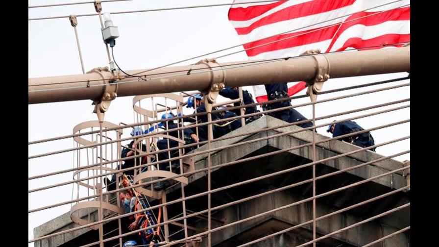 Rescatan a un hombre que amenazaba con tirarse desde el puente de Brooklyn