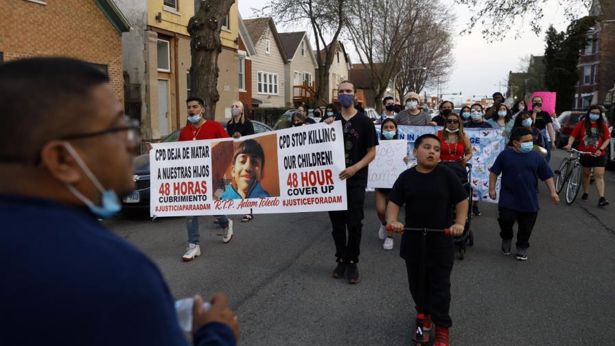 Joven armado estaba con menor baleado por policía de Chicago