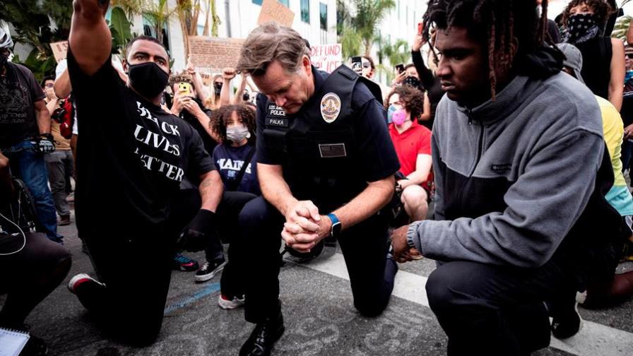 Una multitud de protestas pacíficas inunda las calles de Los Ángeles