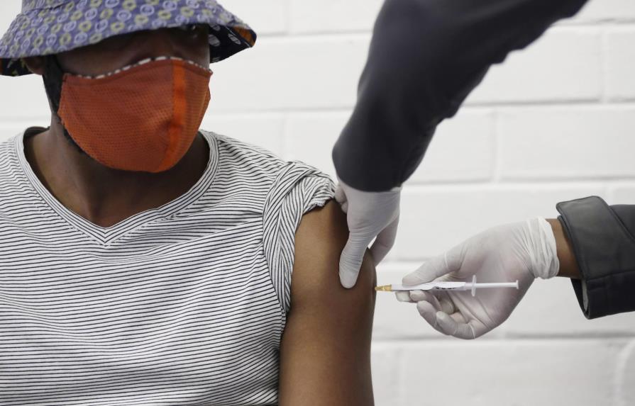 Personas en 6 continentes prueban vacunas contra el COVID-19