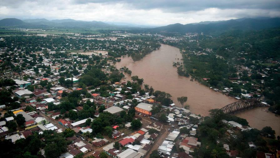 Damnificados por Iota y Eta en Honduras piden ayuda mientras siguen derrumbes