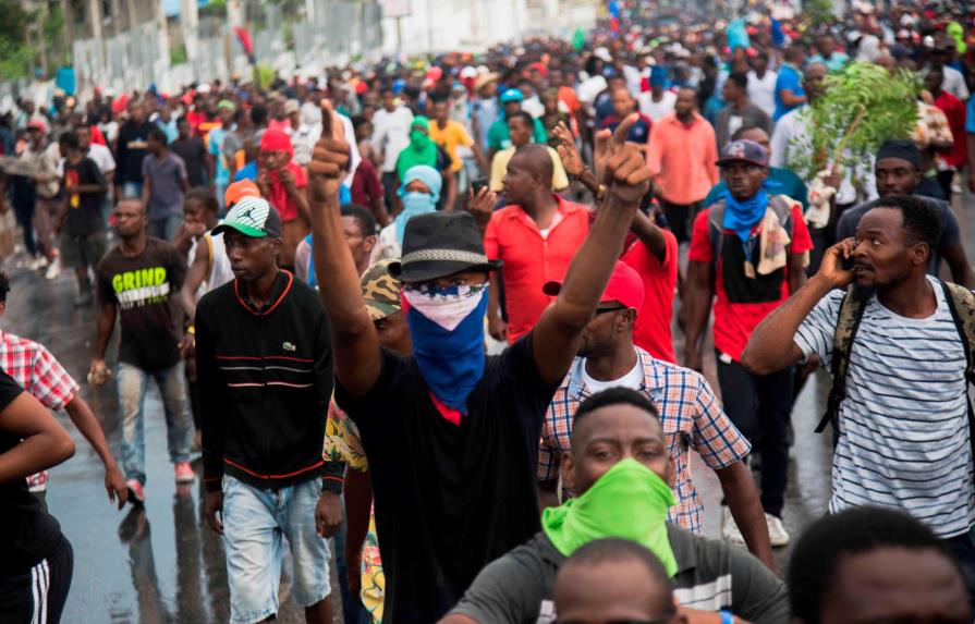 Miles de manifestantes marchan en Haití hacia la residencia del presidente
