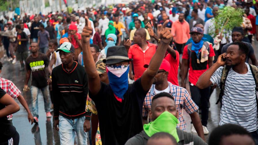 Miles de manifestantes marchan en Haití hacia la residencia del presidente