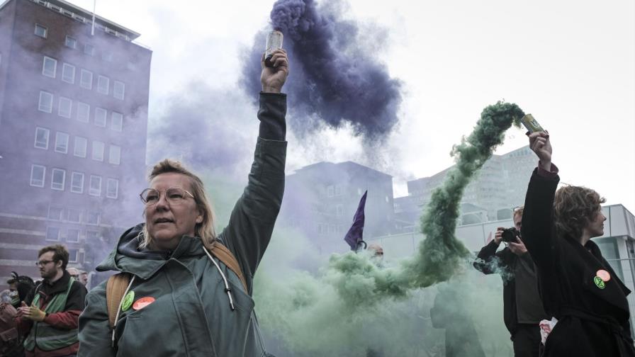 Ecologistas protestan cerca del Parlamento en Holanda