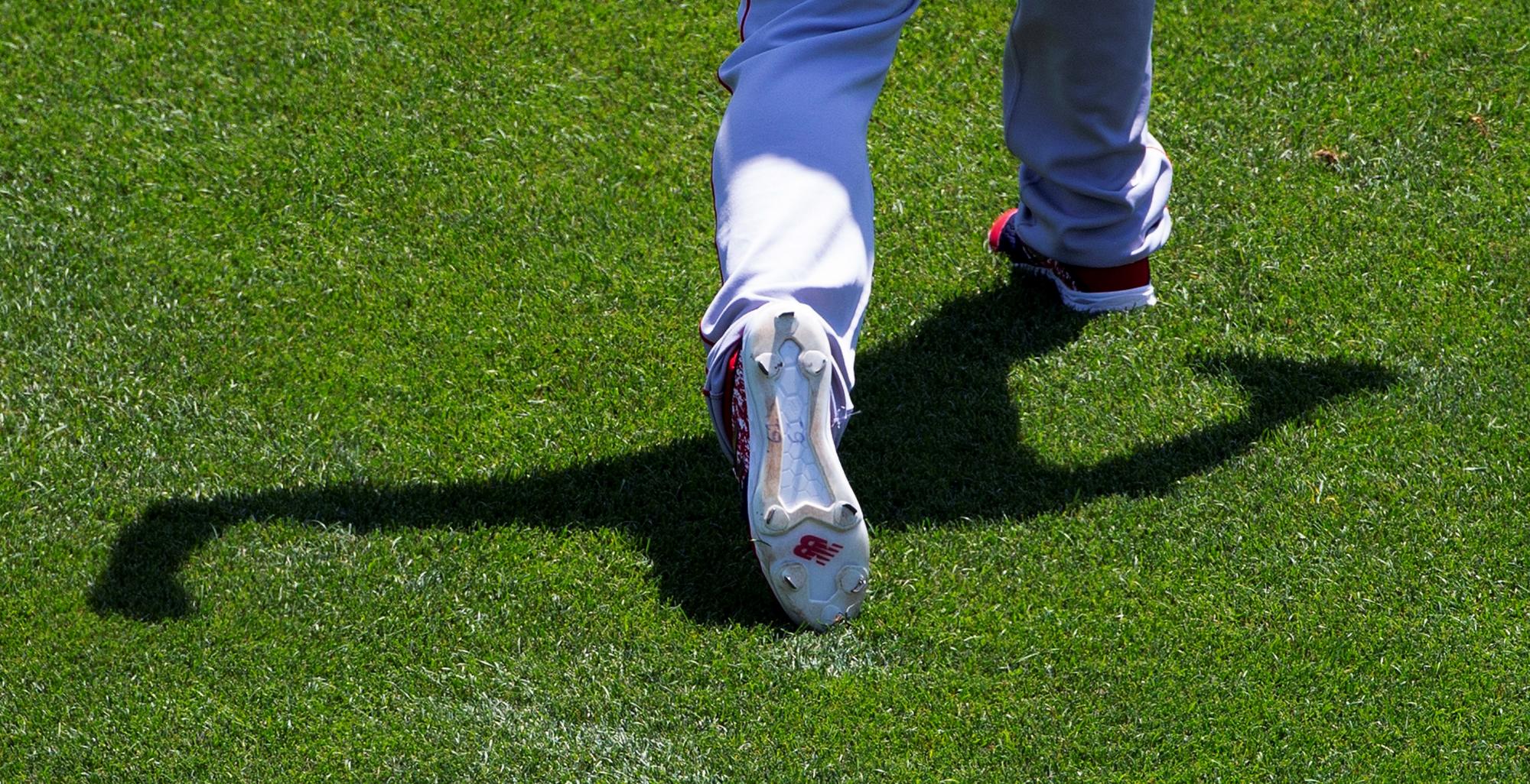 La sombra del lanzador Brian Johnson puede verse en los jardines del Fenwey Park de la ciudad de Boston, antes del inicio de la temporada regular de Grandes Ligas (EFE/EPA/CJ GUNTHER)