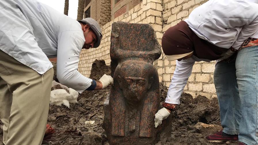 Arqueólogos en Egipto descubren estatua y esfinge antiguas