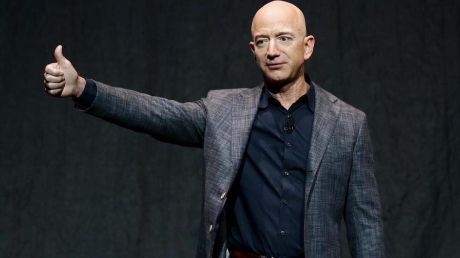 EE.UU. aprueba lanzamiento espacial tripulado de Bezos