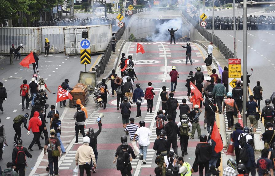 Tailandia: manifestantes chocan con policía en Bangkok