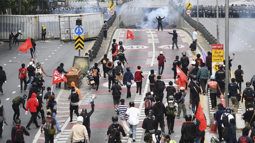 Tailandia: manifestantes chocan con policía en Bangkok