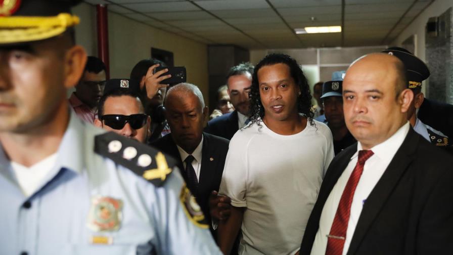 Ronaldinho comparece esposado en audiencia en Paraguay Ronaldinho comparece esposado en audiencia en Paraguay